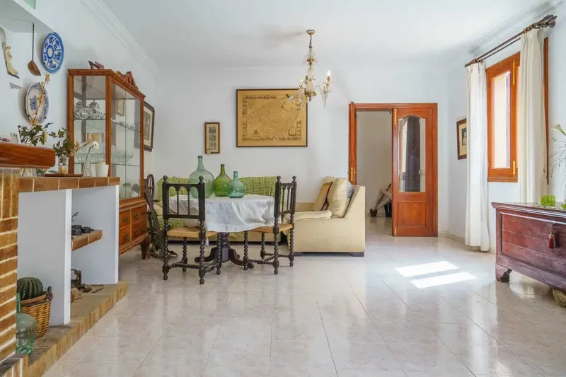 Discover this impressive 280 m² house, distributed over two floors designed to offer comfort and style, located in one of the most beautiful and quiet areas of the island. — photo 4
