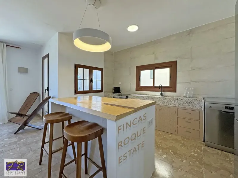 Fincas Roque Inmobiliaria is proud to present this impressive single-family villa located in a privileged location, on the first line — photo 10