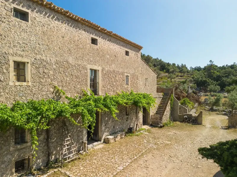 Impressive estate of 800,000 m2 between Pollensa and Lluc in the municipality of Escorca with a three-story house of 736 m2 in the heart of l — photo 1