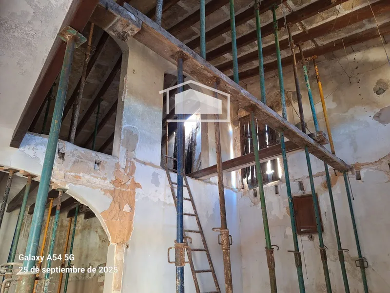 Building in the center of Ses Salines with project for 2 homes and commercial space — photo 9