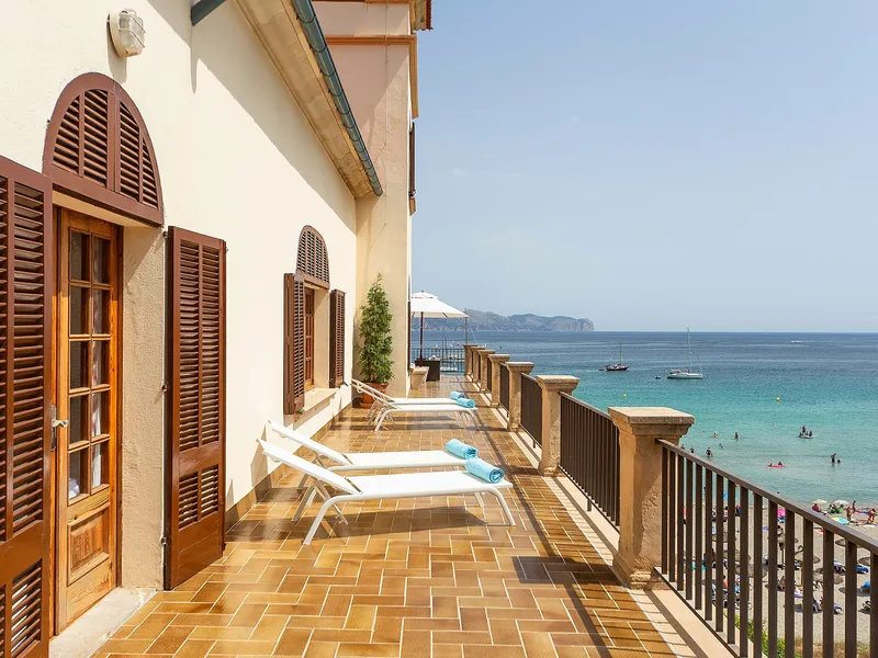 Villa with private access to the beach in Malpás available for rent — photo 1