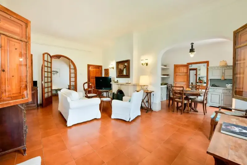 This impressive seafront villa now on offer is located in the coveted area of Alcanada, Alcudia. It offers a unique combination — photo 5