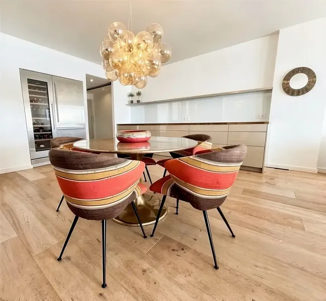 At the top of the Portixol coast, in a privileged first line of the sea, this impressive apartment is located on the 4th floor of a — photo 6
