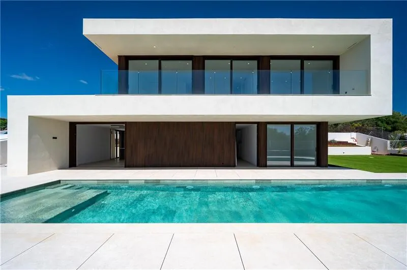Newly built detached house with a large swimming pool on a 1,050 m² plot — photo 3