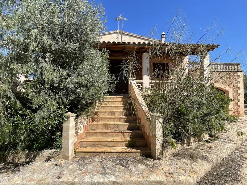 Charming Country House with Panoramic Views and Renovation Potential — photo 1