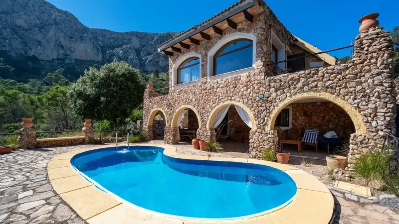 Charming rustic finca for sale on the outskirts of Puigpunyent, in an impressive natural setting. The stone facade and traditional design — photo 6