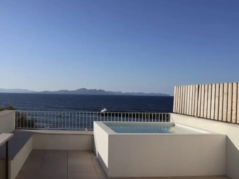 Exclusivo ático de obra nueva en primera línea de mar en Colònia de Sant Pere, con impresionantes vistas directas al Mediterráneo. — photo 1