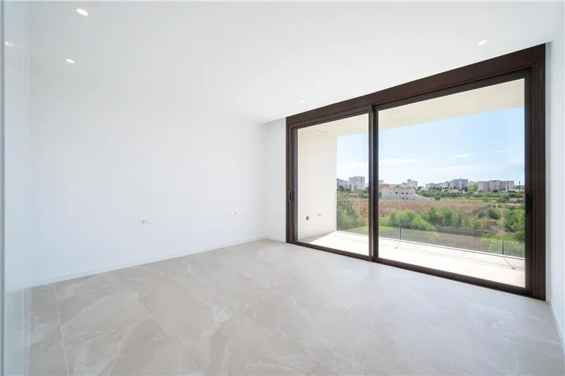 Newly built detached house with a large swimming pool on a 1,050 m² plot — photo 12
