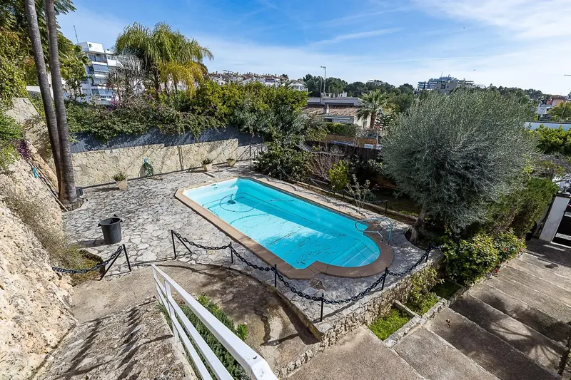 Ubicada en la prestigiosa zona residencial de La Bonanova, esta elegante villa disfruta de agradables vistas al mar y un entorno tranquilo y — photo 5