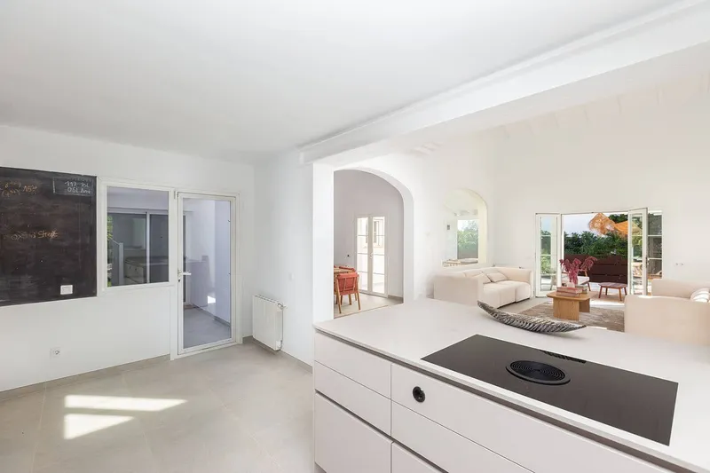 Spacious villa in a prime residential area — photo 6
