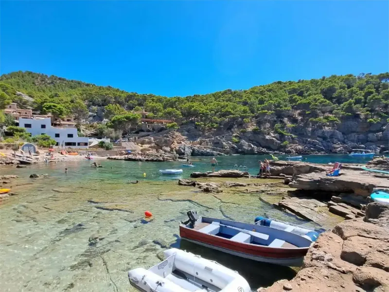 Este apartamento para alquiler se encuentra en una ubicación verdaderamente excepcional, ideal para aquellos que buscan un espacio de relaja — photo 1