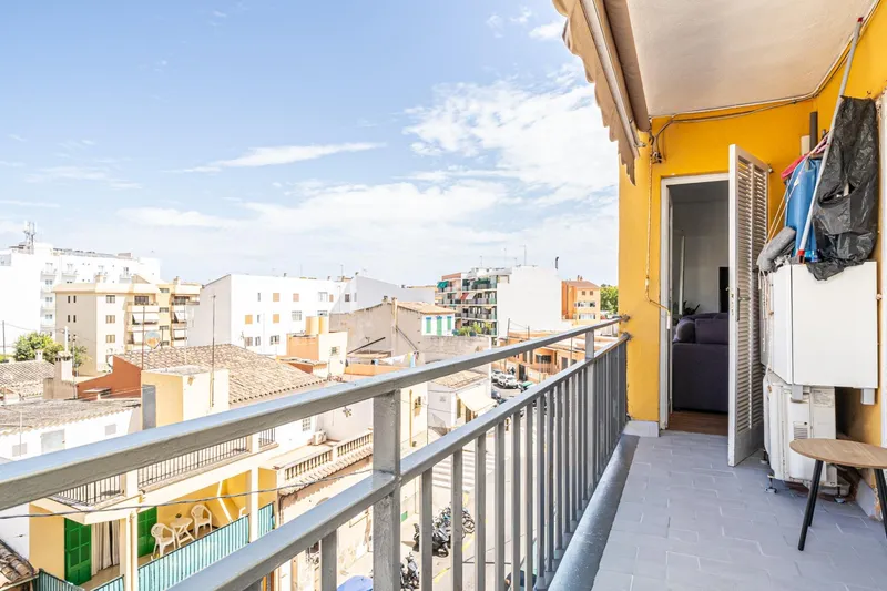 3-bedroom flat with balcony and sea views — photo 4