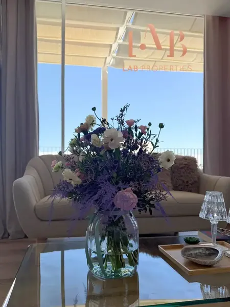 Te presentamos esta atractiva vivienda situada en Cala d’Or, una propiedad que destaca especialmente por sus amplios espacios exteriores y p — photo 2