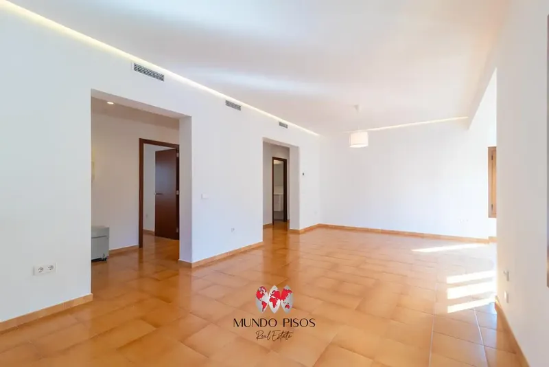 ¡Amplio piso reformado, con ascensor y múltiples posibilidades de personalización en una ubicación céntrica de Palma, Islas Baleares! — photo 4