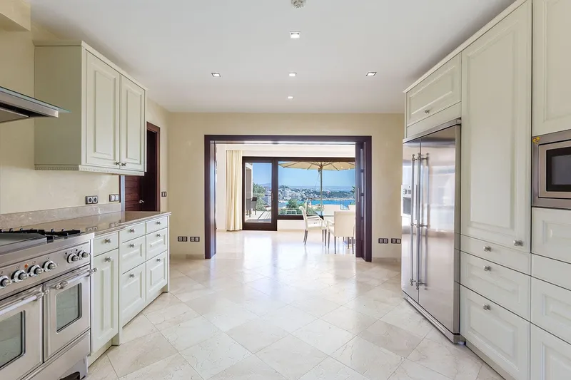 Fantastically located villa with tennis court and breathtaking views — photo 8