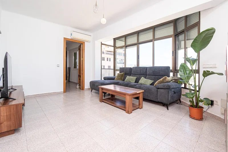 Bright 3-bedroom apartment in good condition with balcony — photo 2