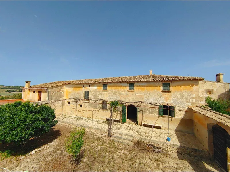 Large Mallorcan country house of 2,000 m² to restore with 55 hectares of land in Algaida — photo 1