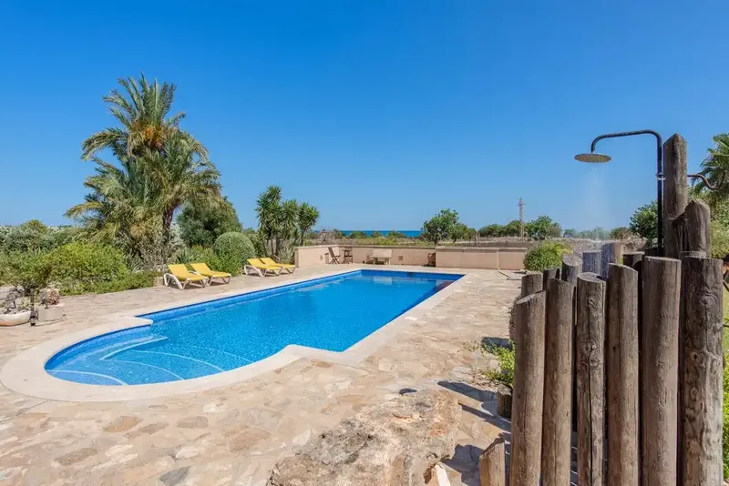 Located in the picturesque countryside, just five minutes from the beautiful coves of Cala d'Or, this spacious two-storey house offers comfort — photo 5