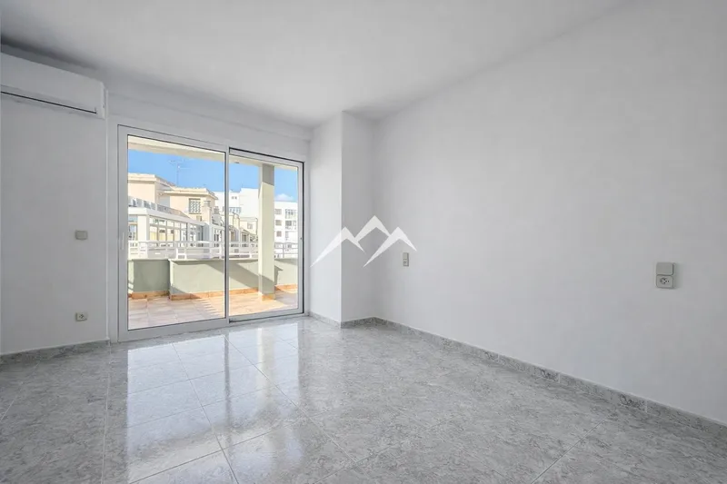 Long-term rental. Duplex penthouse with 2 terraces with partial sea and cathedral views — photo 4