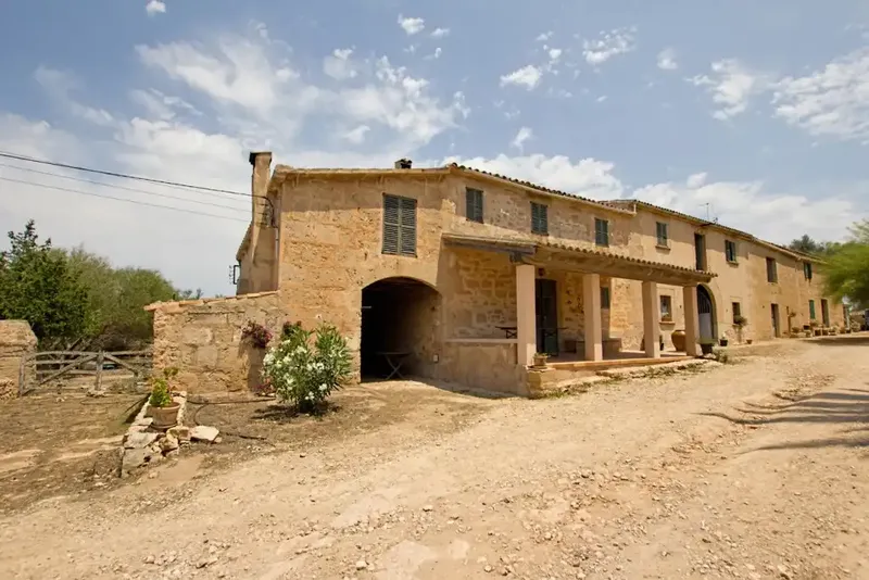 Surrounded by almost 125 hectares of land, this rustic estate is located near Puigderrós in the municipality of Llucmajor. It borders — photo 2