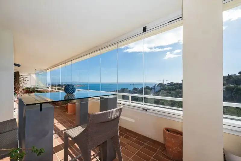 We are pleased to present this exceptional penthouse with stunning sea views, located in one of the most prestigious areas of Mallorca, Ca — photo 1