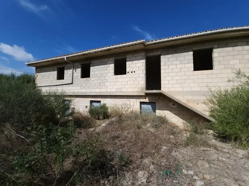 Opportunity: Rustic estate with agricultural building under construction near the beach — photo 1