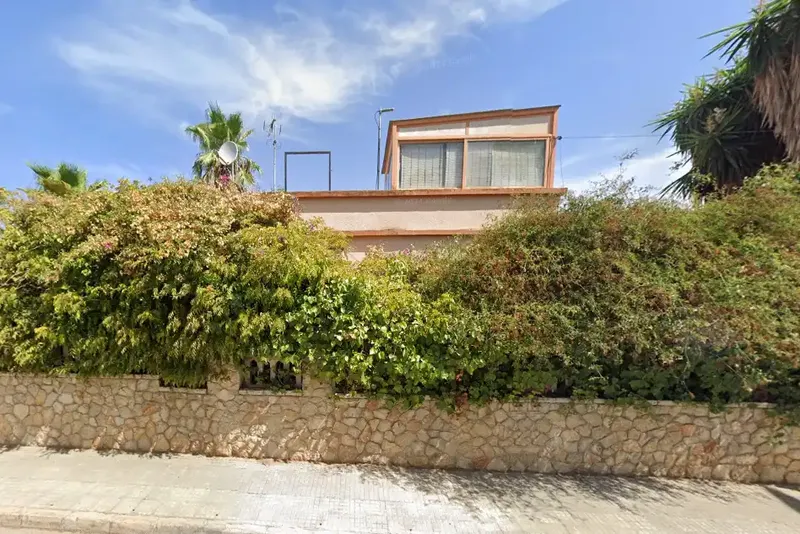 Chalet for sale with squatters in Amanecer area — photo 2