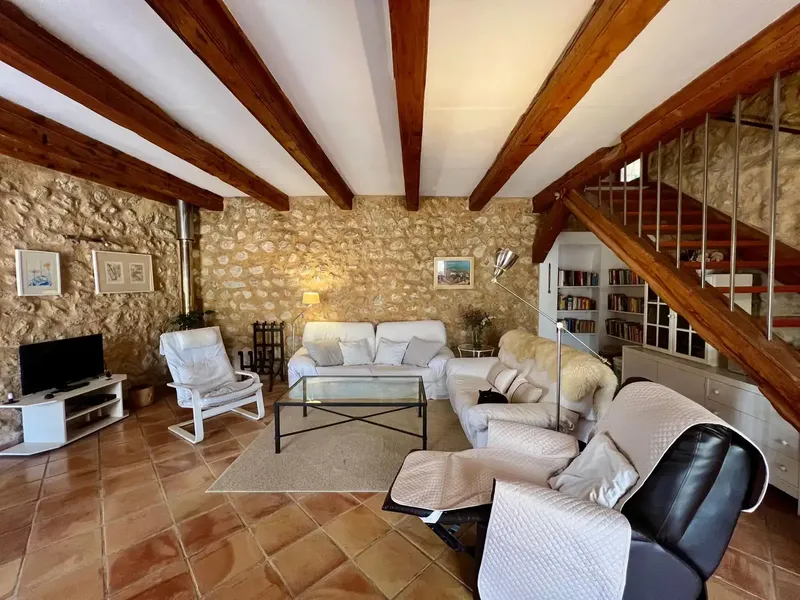 Discover this spectacular legal rustic house, completely renovated with lots of charm. Located on a plot of 3700m2, this property offers — photo 2