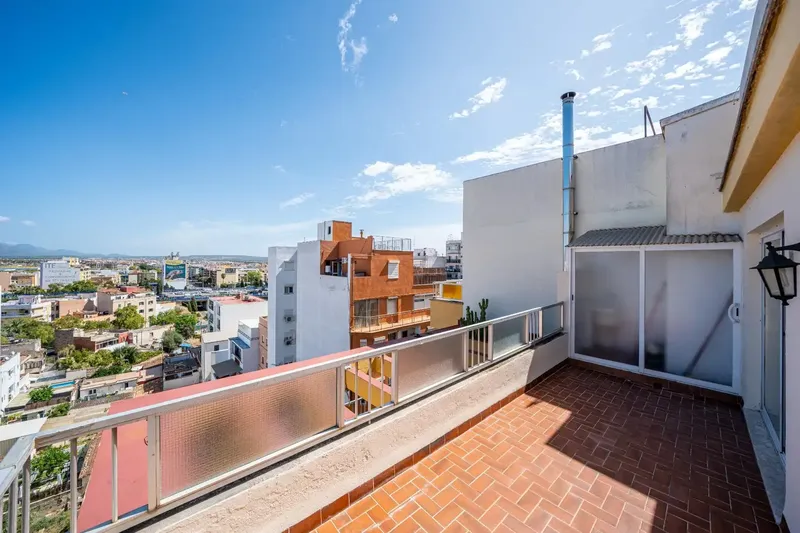 Os presentamos en venta este ático situado en la zona de Aragón, Palma de Mallorca, en una 9.ª planta con ascensor y con terraza privada. — photo 1