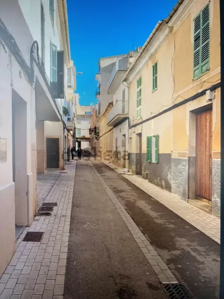 House in the Municipality of Manacor to be completely renovated including upper roof. Very close to the town center, with a more than good location — photo 1