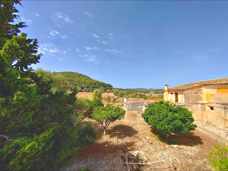 Large Mallorcan country house of 2,000 m² to restore with 55 hectares of land in Algaida — photo 2