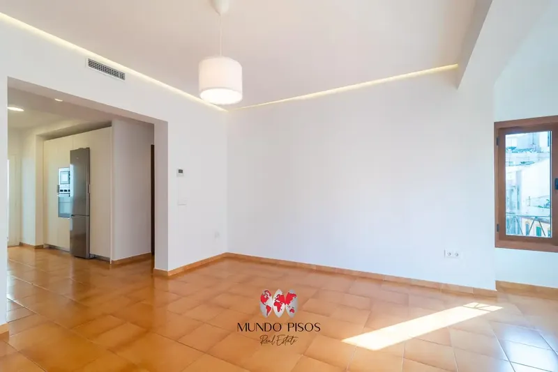 ¡Amplio piso reformado, con ascensor y múltiples posibilidades de personalización en una ubicación céntrica de Palma, Islas Baleares! — photo 10