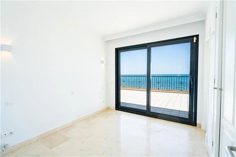 Approx. 175 m² penthouse with terrace on the beachfront with panoramic ocean views — photo 4