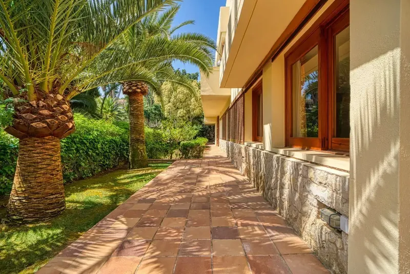 This exclusive villa is located directly on the Son Vida golf course, surrounded by a beautiful garden that guarantees privacy. — photo 6