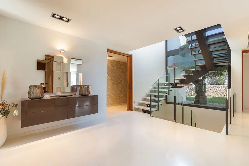 Modern luxury villa with magnificent views — photo 11