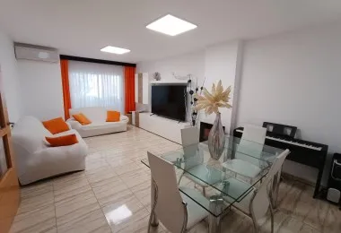 Apartment for sale on Calle Reis Católico with 4 bedrooms and large private terrace — photo 1