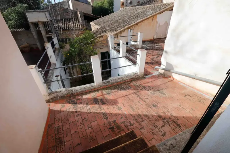 Townhouse for sale in Binissalem, total built 395 m², plot 216 m², ground floor and two floors, running water. Ground floor: 175 m² garage — photo 4
