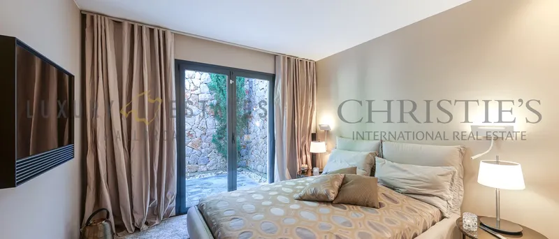 Modern bungalow-style villa in Cala Vinyas with pool and garden — photo 12