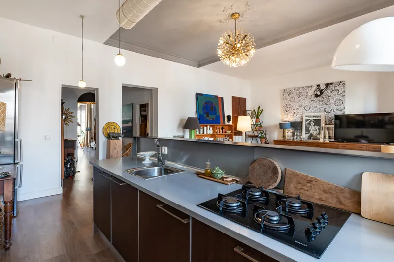 Historic Two-bedroom Apartment with Big Balcony in Lively Arxiduc Neighbourhood — photo 5