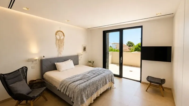 Impressive modern villa with rooftop sea views in Nova Santa Ponsa. — photo 11