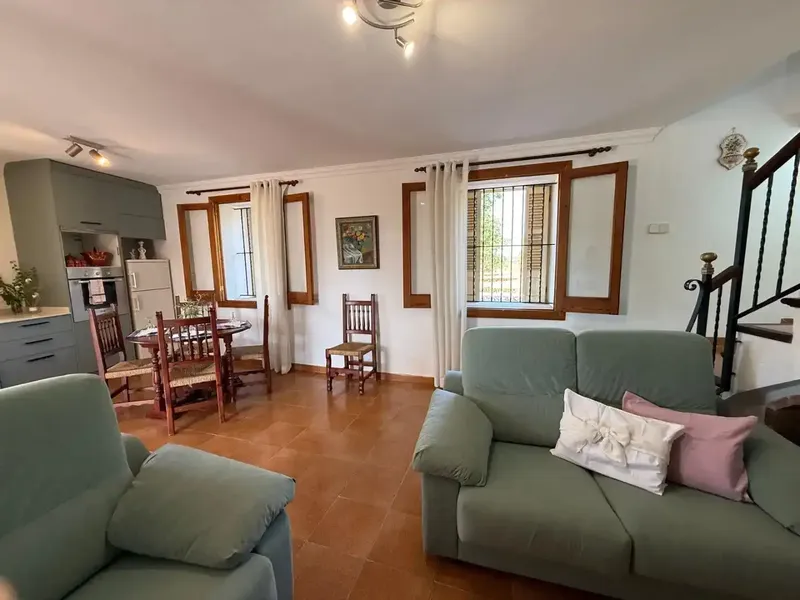 Encantadora finca rústica con casa de 2 plantas y parcela totalmente vallada. En la planta baja: acogedor comedor-salón con chimenea y cocin — photo 2