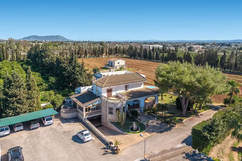 This exceptionally prestigious estate combines the charm of a Mediterranean country house with elegant, timeless furniture and a well-maintained condition — photo 9