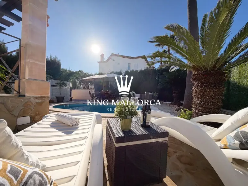 We offer a wonderful semi-detached villa with 3 bedrooms, 2 bathrooms, private pool, parking and large garden. — photo 4