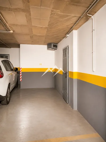 Parking space with storage room — photo 7