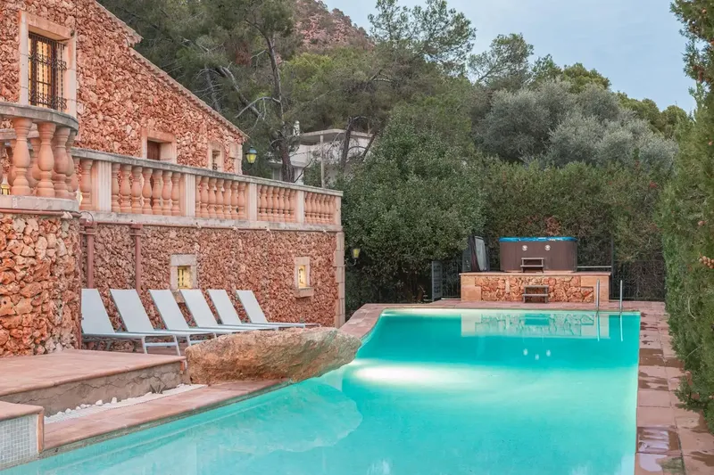 Welcome to this incredible rustic-style chalet in Costa de los Pinos, a residential area that everyone desires today thanks to its surroundings — photo 1