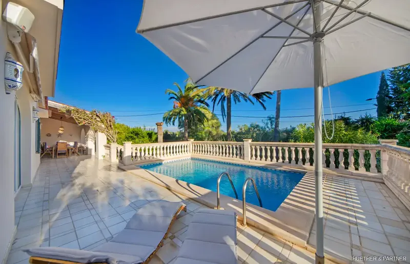 This house is situated on a large corner plot in one of the neighborhoods of Cala Murada. From the small rooftop terrace even ti — photo 1