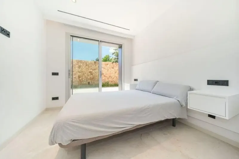 Welcome to your new luxury home! This detached villa offers everything your heart desires: from a heated indoor pool — photo 10