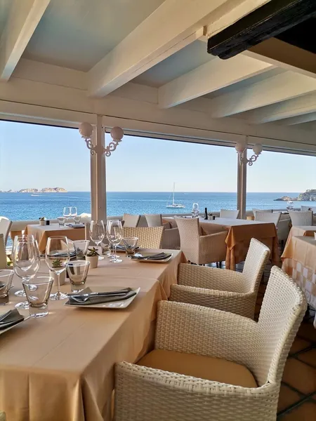 Historic restaurant on the first line of the sea with terrace and pool — photo 7