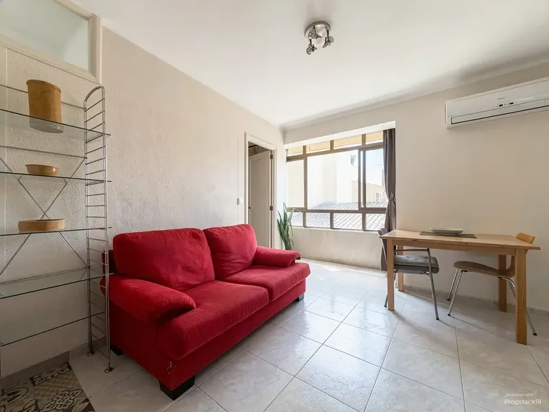 A few steps from Portixol beach, this apartment with independent entrance offers great potential to create a home to your measure — photo 8