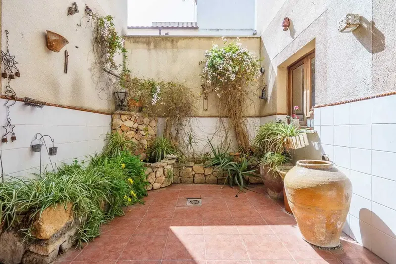 Discover this impressive 280 m² house, distributed over two floors designed to offer comfort and style, located in one of the most beautiful and quiet areas of the island. — photo 2